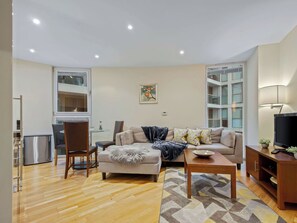 TV - Cosy apartment for 2 guests with WIFI, TV and balcony (London)