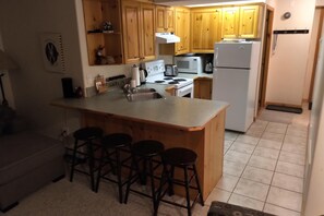 Een magnetron, een oven, een kookplaat, een vaatwasser