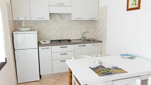 Ovn, fryser og spisebord