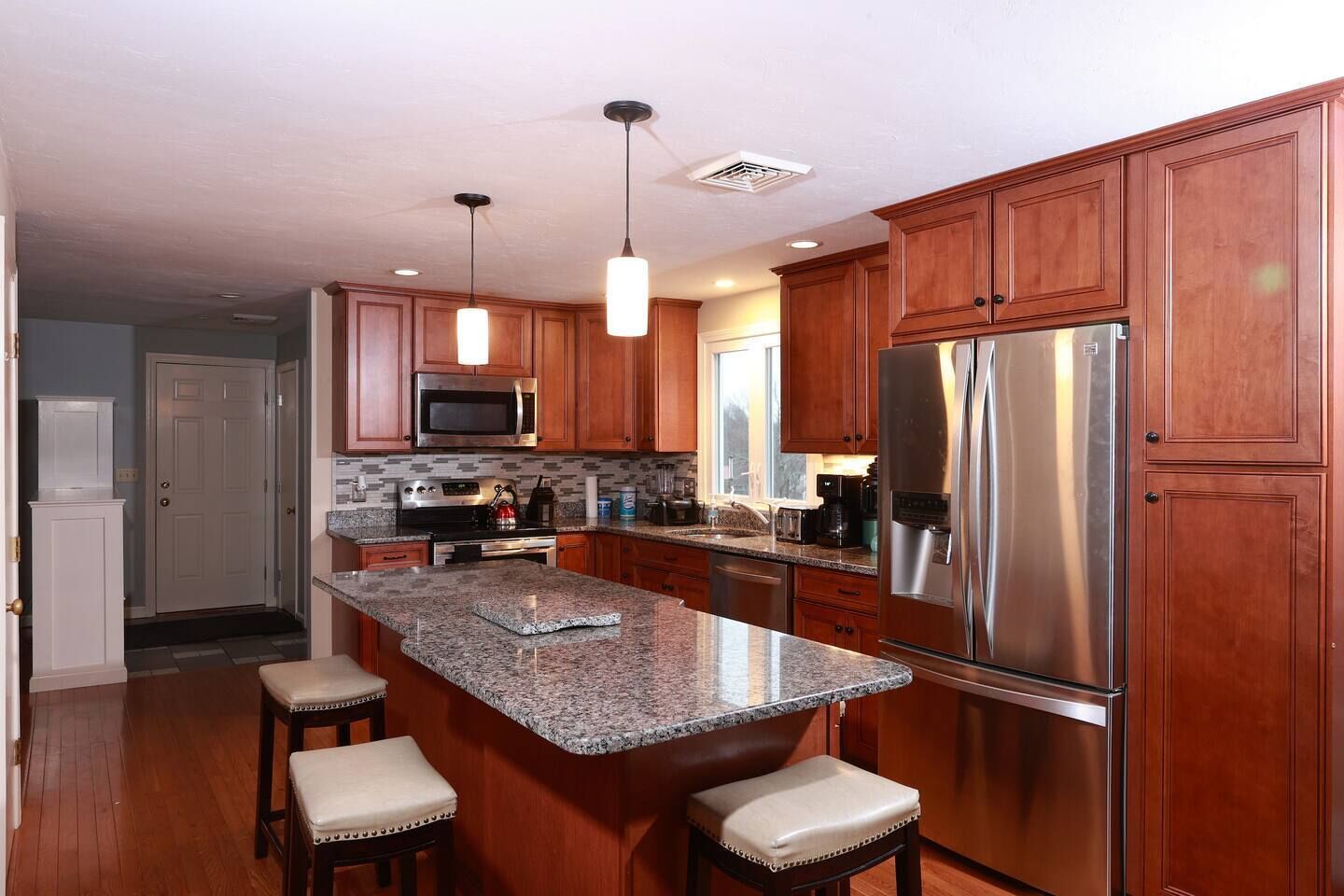 Kjøleskap og kaffetrakter/tekoker