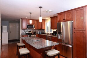 Fridge, coffee/tea maker