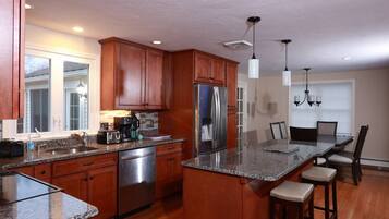 Een koelkast, een koffiezetapparaat/waterkoker