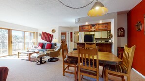 Flatskjerm-TV og peis