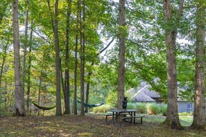 Outdoor dining - Hocking Hills Luxury-Mins to the caves & trails. HotTub. FirePit. Gameroom WiFi (Rockbridge)