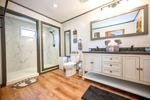 Combined shower/bathtub, hair dryer, towels, soap