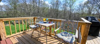 Hocking Hills Luxury-Mins to the caves & trails. HotTub. FirePit. Gameroom WiFi