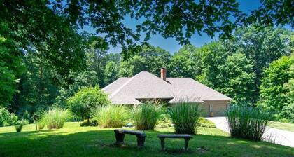 Hocking Hills Luxury-Mins to the caves & trails. HotTub. FirePit. Gameroom WiFi