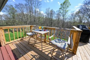 Outdoor dining - Hocking Hills Luxury Retreat-5BR-Hot Tub-Game Room-Fire Pit-5 Wooded Acres (Rockbridge)