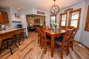 Dining - Hocking Hills Luxury Retreat-5BR-Hot Tub-Game Room-Fire Pit-5 Wooded Acres (Rockbridge)