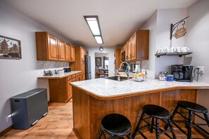 Coffee/tea maker, fridge, microwave, oven