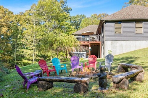 Hocking Hills Luxury-Mins to the caves & trails. HotTub. FirePit. Gameroom WiFi