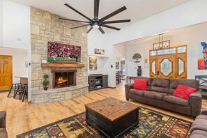 Téléviseur connecté, foyer, table de baby-foot, livres