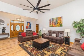 Smart TV, fireplace, foosball, books - Hocking Hills Luxury-Mins to the caves & trails. HotTub. FirePit. Gameroom WiFi (Rockbridge)
