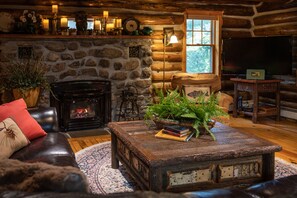 Smart TV, fireplace - Uncle Joe's Cabin, Lakefront (Lake Luzerne)