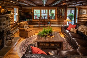 Smart TV, fireplace - Uncle Joe's Cabin, Lakefront (Lake Luzerne)