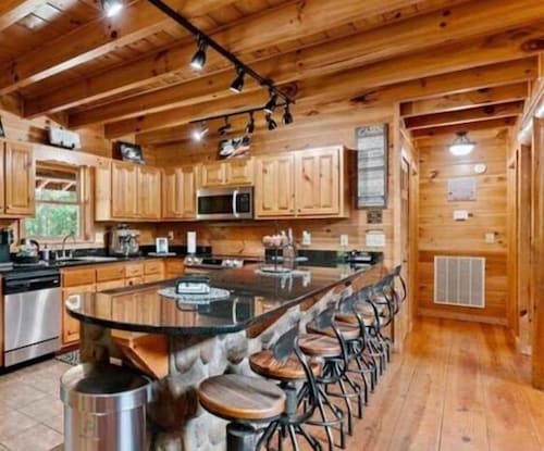 Luxury retreat/Hot tub/Carters Lake/Sleeps 22/Mountain view/firepit/pool table