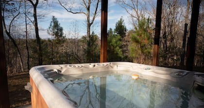 Luxury retreat/Hot tub/Carters Lake/Sleeps 22/Mountain view/firepit/pool table