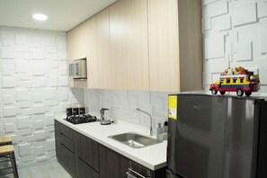 Kühlschrank, Mikrowelle, Herdplatte, Wasserkocher mit Kaffee-/Teezubehör