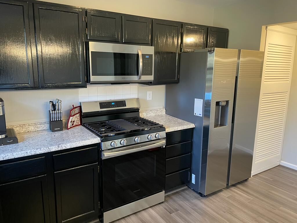 冷蔵庫、電子レンジ、オーブン、コンロ