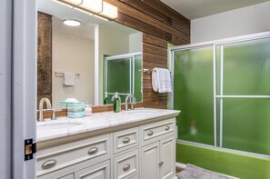 Combined shower/bathtub, towels