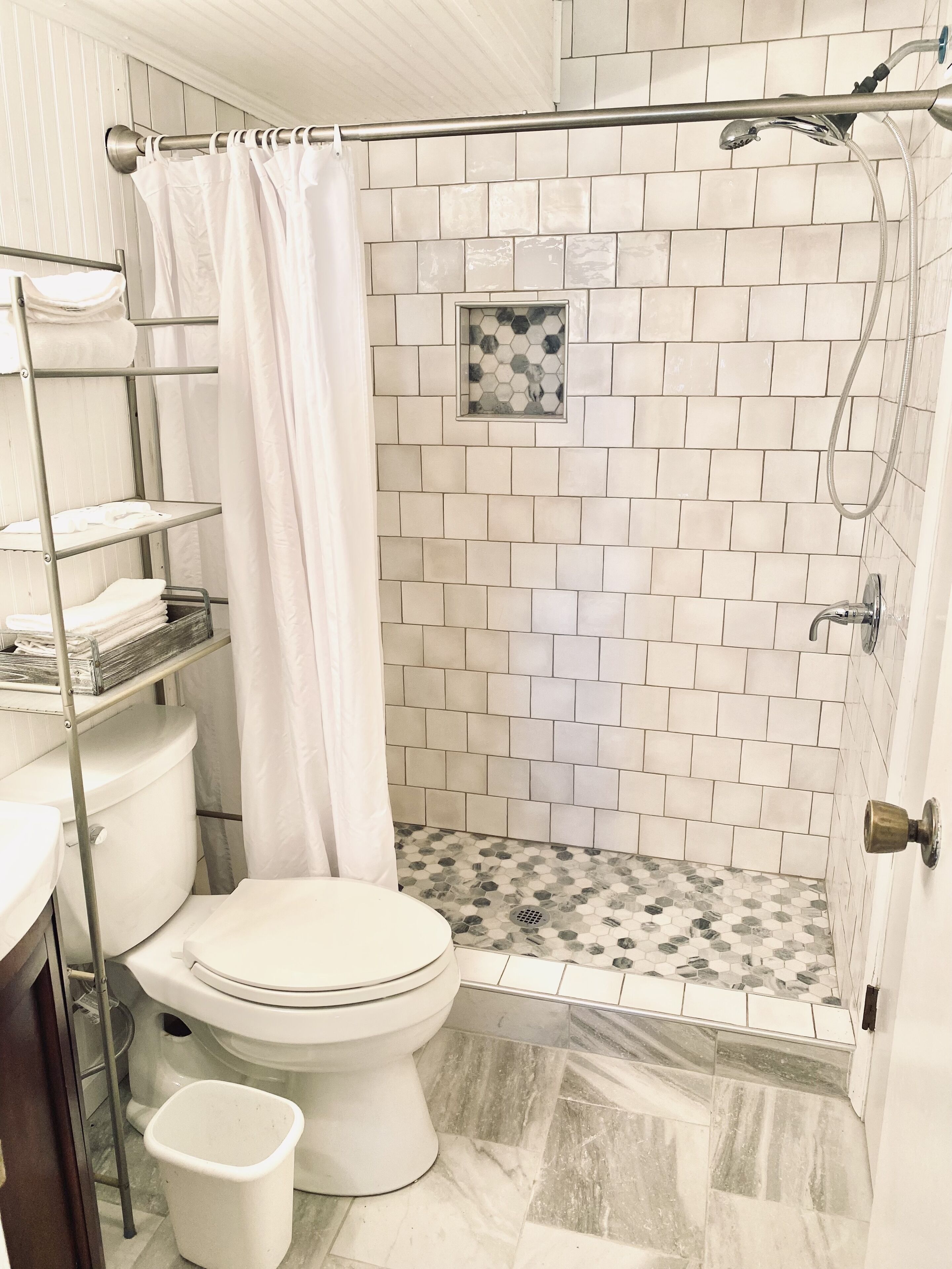 Ensemble douche/baignoire, serviettes fournies, savon, papier toilette