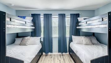 4 bedrooms, in-room safe, desk, iron/ironing board