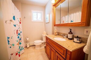 Combined shower/tub, towels, soap, shampoo