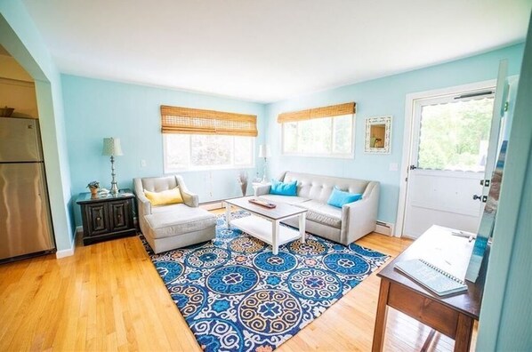 Smart TV - Perfect family rental steps to little beach and boat launch - Central A/C! (Narragansett)