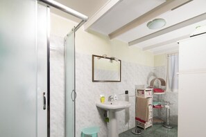 Bathtub, bidet, towels