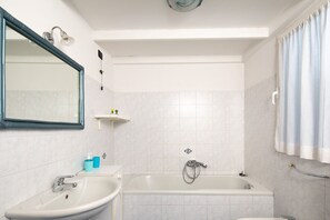 Bathtub, bidet, towels
