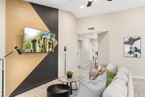 Smart-TV, Bücher, Stereoanlage