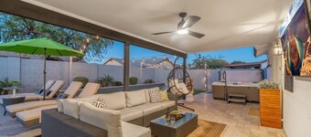 Modern Cactus  - Heated Pool and Hot Tub