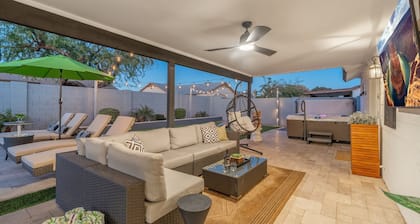 Modern Cactus  - Heated Pool and Hot Tub