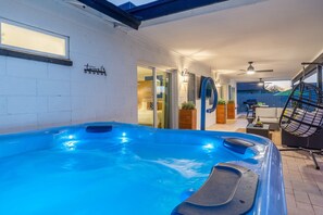 Terrace/patio - Modern Cactus - Heated Pool and Hot Tub (Peoria)