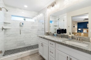 Ensemble douche/baignoire, sèche-cheveux, serviettes fournies, savon