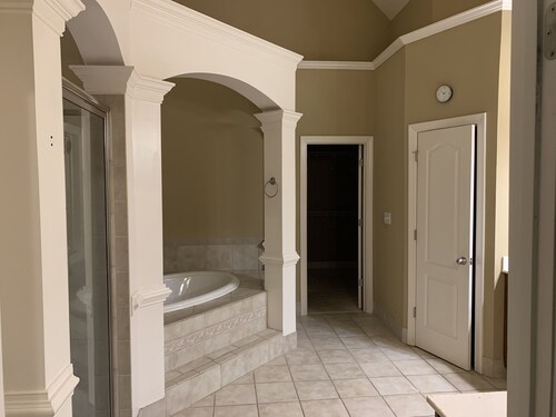 Villa with 5 bedrooms and 2 living Rooms with Jacuzzi in master bedroom 