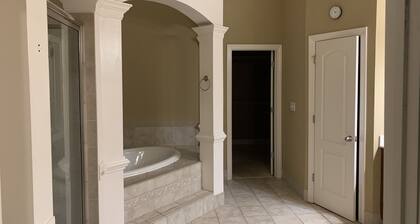 Villa with 5 bedrooms and 2 living Rooms with Jacuzzi in master bedroom