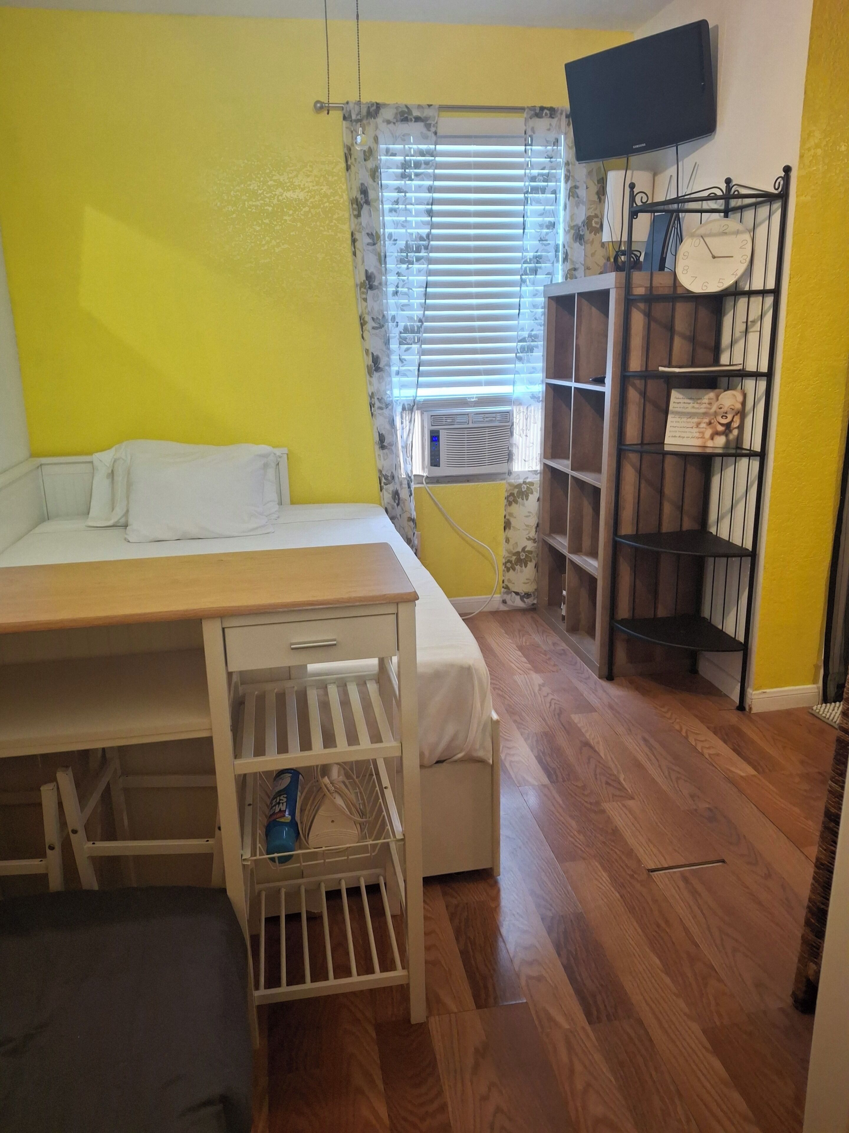 Iron/ironing board, WiFi, bed sheets
