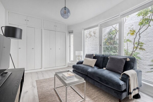 Een televisie, een stereo en een kantoor