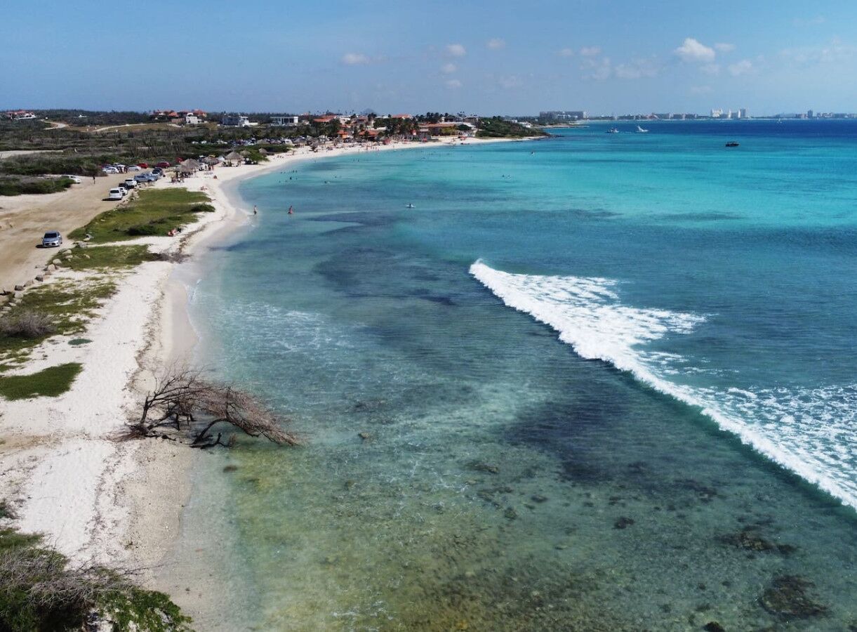 Nær stranden, solsenger og strandhåndklær