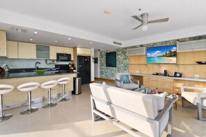 Refrigerador con congelador, microondas, horno y parrilla de estufa 