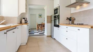 Een koelkast, een microgolfoven, een oven, een vaatwasser