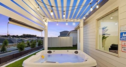 New house!! Outdoor Hot tub with beautiful sunset views