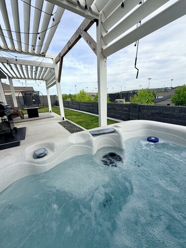 New house!! Outdoor Hot tub with beautiful sunset views