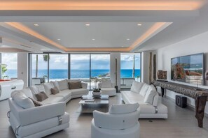 Fernseher, Bücher, Stereoanlage