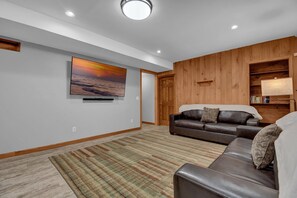 Smart TV, caminetto, videogiochi