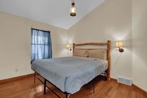 6 bedrooms, travel cot, free WiFi, bed sheets - Peach Tree Lodge - Indoor Saltwater Pool (Logan)