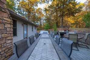 Outdoor dining - Peach Tree Lodge - Indoor Saltwater Pool (Logan)