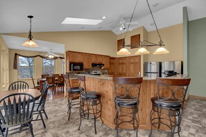 冷蔵庫、電子レンジ、オーブン、コンロ