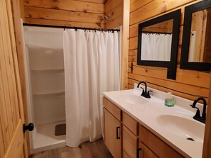Ensemble douche/baignoire, sèche-cheveux, serviettes fournies